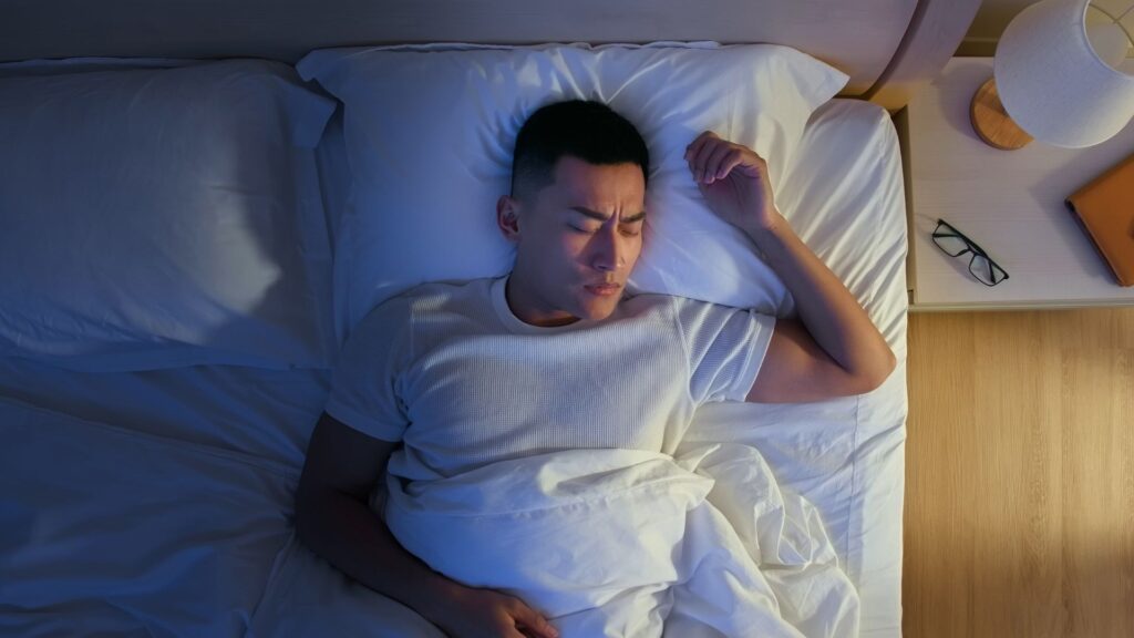 أفضل مكملات غذائية تساعد على النوم مكونة من عناصر غذائية وفيتامينات للحصول على نوم سريع وعميق مثل فيتامين D والمغنيسيوم وفيتامين B6 لانتاج هرمون الميلاتونين